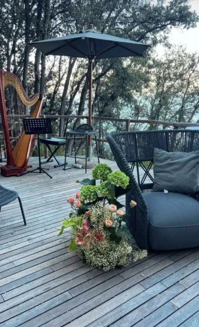 Arpa e allestimento lounge sulla terrazza affacciata sul mare di Sirolo