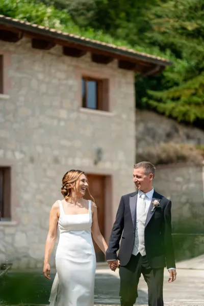 Carlo e Pilar mano nella mano tra le case in pietra del borgo