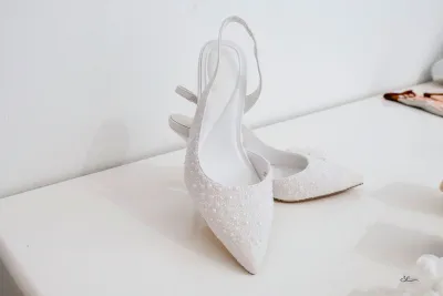 Detail der Brautschuhe mit Perlen