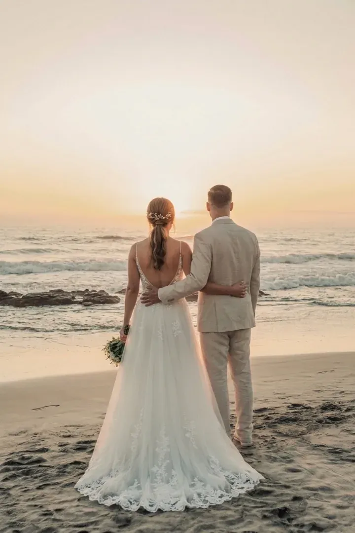 Andrea e Michela sulla spiaggia al tramonto, Riviera del Conero