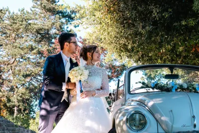 Chiara und Luca mit dem Oldtimer-Volkswagen