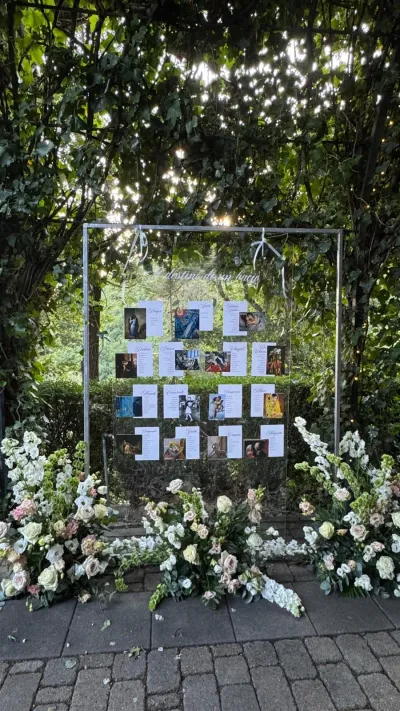 Il tableau de mariage «Il destino di un bacio», con tavoli dedicati ai baci nella storia dell'arte