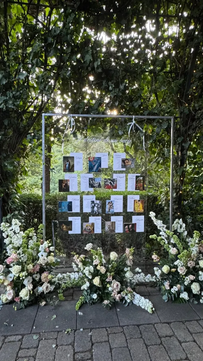 Fiori dai toni pastello e un tableau dedicato ai baci